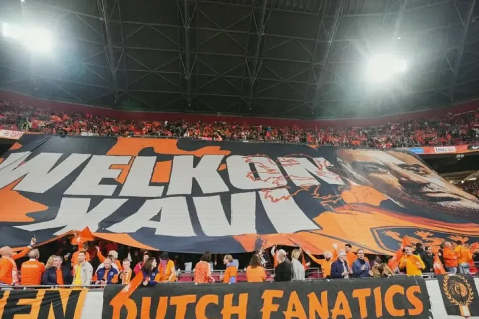 Netherlands Fans Give Xavi Hernández a Grand Oranje Welcome