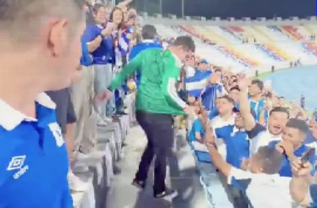 Mexico Shirt Fan Harassed by El Salvador Supporters at Nations League Match