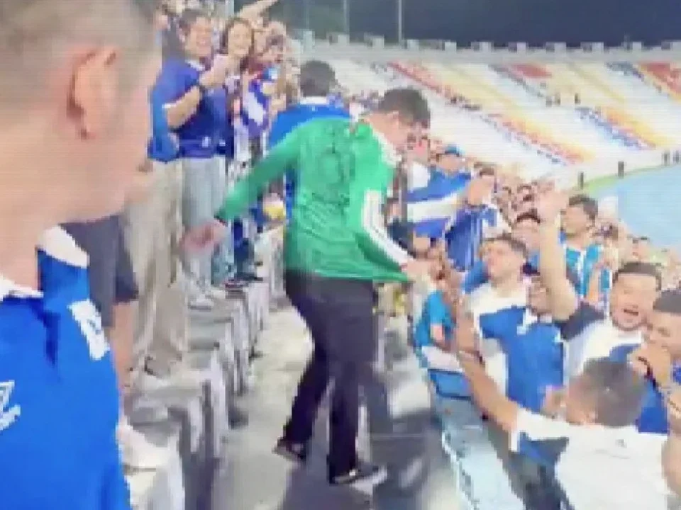 Mexico Shirt Fan Harassed by El Salvador Supporters at Nations League Match