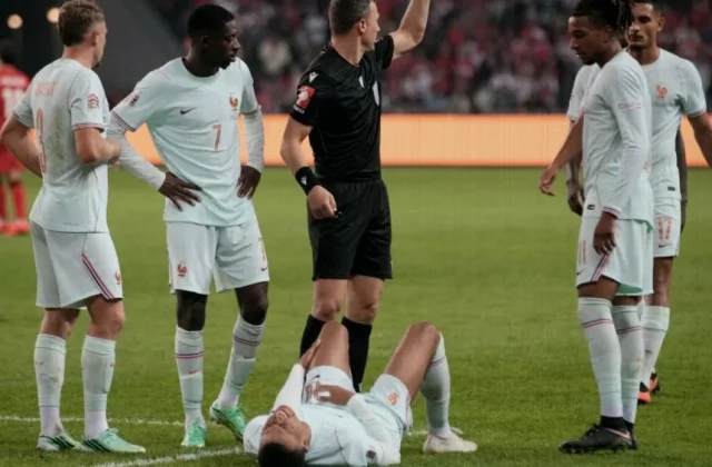 Kylian Mbappé Leaves France Match With Apparent Left Knee Injury