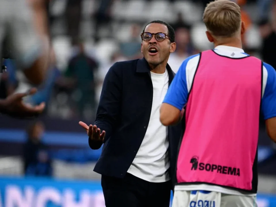 Liam Rosenior Confronts Strasbourg Fans After Paris FC’s 2-0 Win