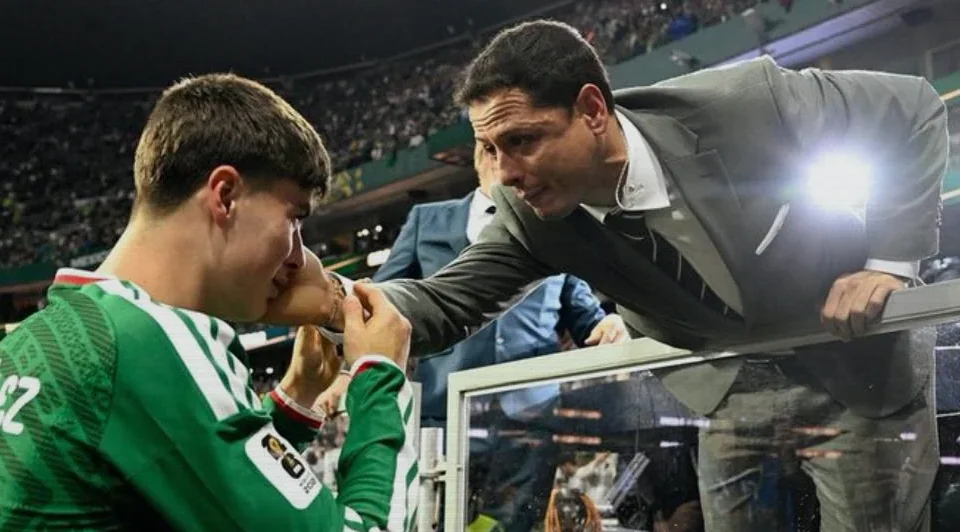 Armando González Names Chicharito Hernández as His Football Idol at Olympiacos
