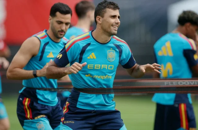 Spain’s World Champions Greet 2,000 Fans at First Training