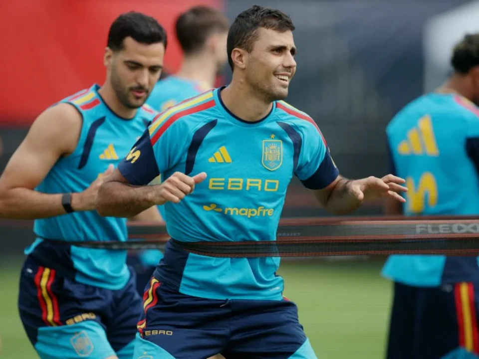 Spain’s World Champions Greet 2,000 Fans at First Training