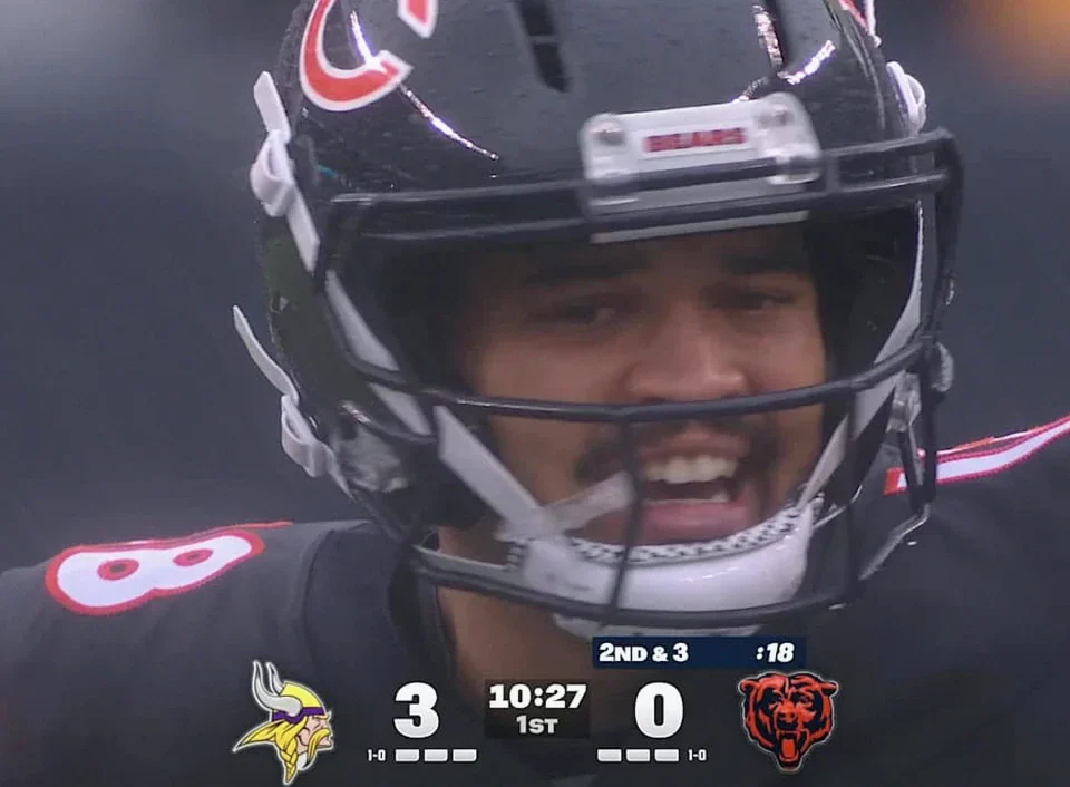 Caleb Williams Leaves Bears-Vikings Game With Right Leg Injury