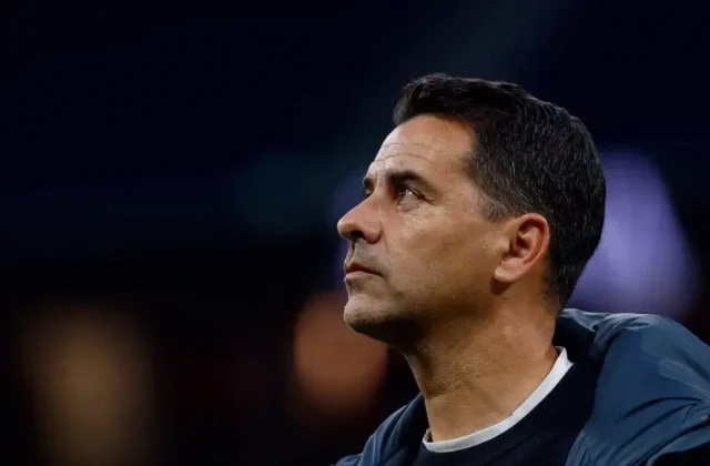 Míchel’s Ajax Crush Willem II 5-1 to Close on Eredivisie Leaders