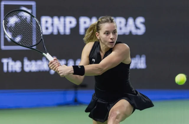 Maja Chwalinska storms past Elise Mertens into Singapore Open semifinals