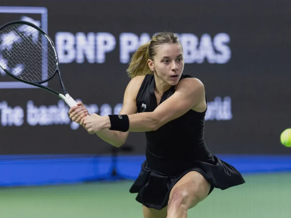 Maja Chwalinska storms past Elise Mertens into Singapore Open semifinals