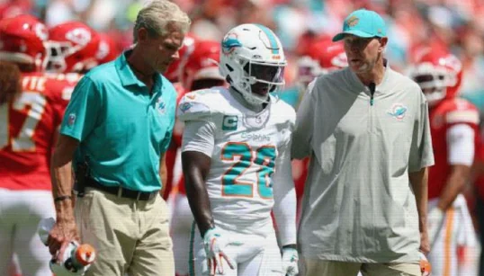 De’Von Achane Exits Dolphins-Chiefs With Knee Injury