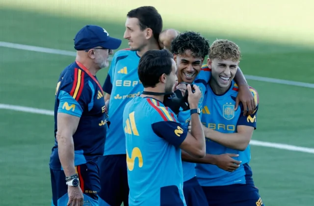 Spain Draws 2,000 Fans for Open Training Ahead of Wembley Trip