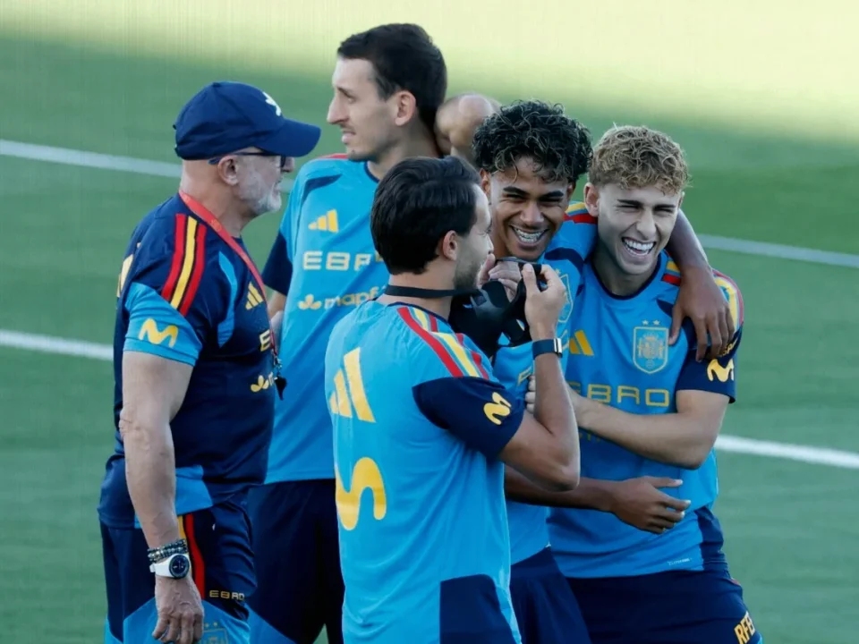 Spain Draws 2,000 Fans for Open Training Ahead of Wembley Trip