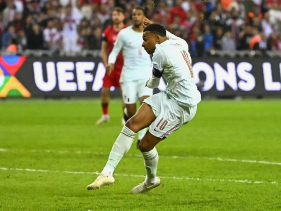 Kylian Mbappé Faces Uncertain Return After Left Knee Tendon Injury