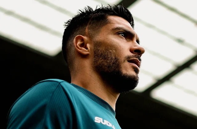Raúl Jiménez Suffers Knee Injury in Wolves’ Carabao Cup Tie