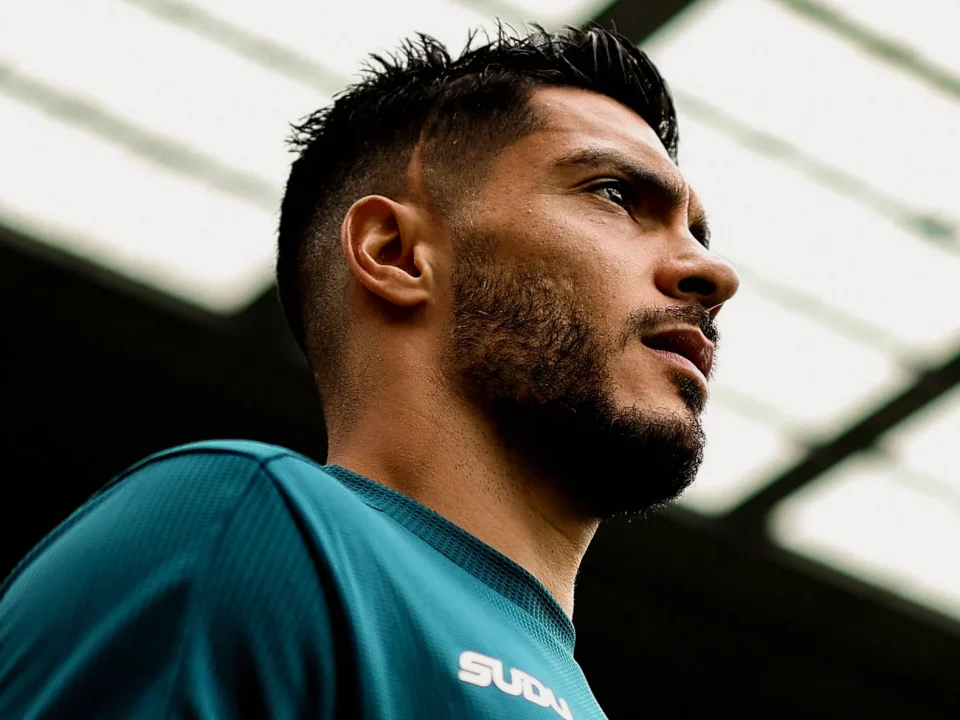 Raúl Jiménez Suffers Knee Injury in Wolves’ Carabao Cup Tie