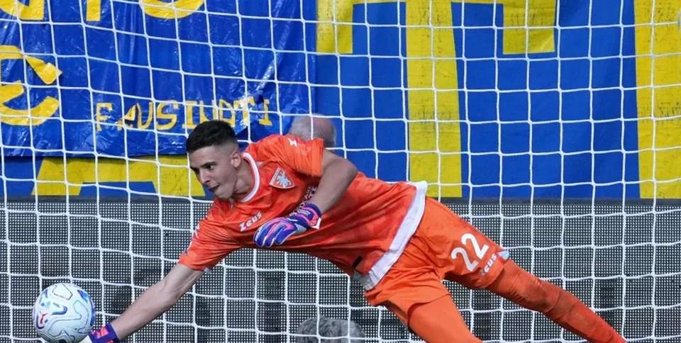 Juventus Track Frosinone Goalkeeper Lorenzo Palmisani as Long-Term Option
