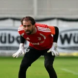 Juventus Weigh Pinsoglio and Perin as Vicario’s Backup After Grabara Injury
