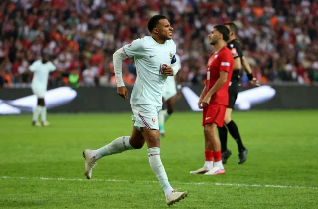 Mbappé Scores for France but Leaves Turkey Clash with Left Knee Pain