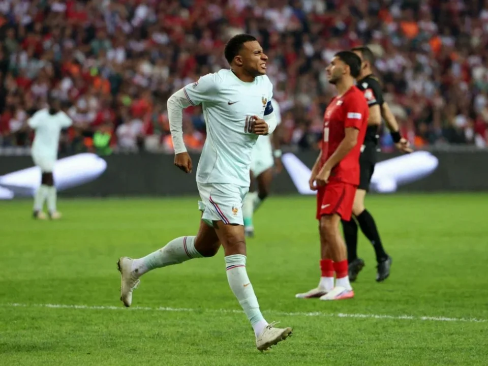Mbappé Scores for France but Leaves Turkey Clash with Left Knee Pain