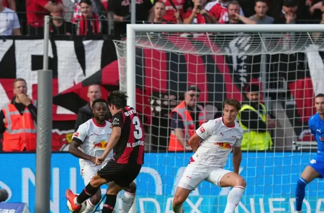 Bayer Leverkusen Beat RB Leipzig 2-0 to Keep Pace in Bundesliga Race