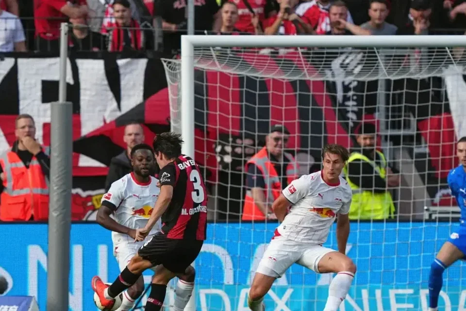 Bayer Leverkusen Beat RB Leipzig 2-0 to Keep Pace in Bundesliga Race