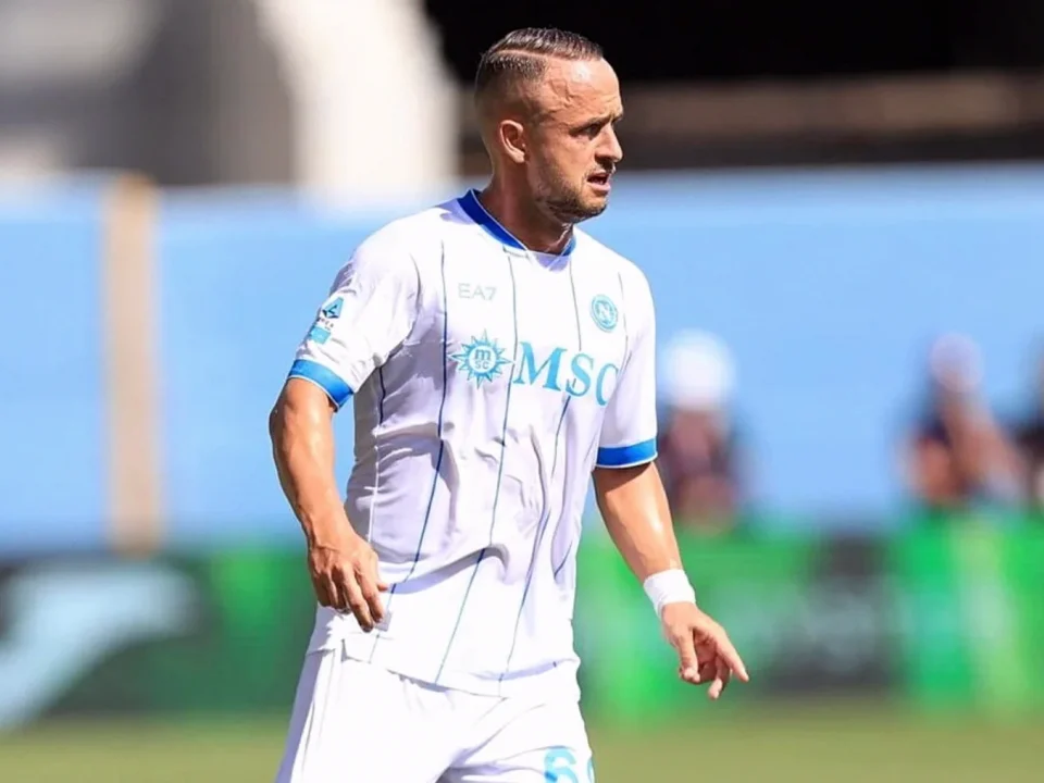 Lobotka Emerges as Napoli’s Midfield Anchor Under New Management