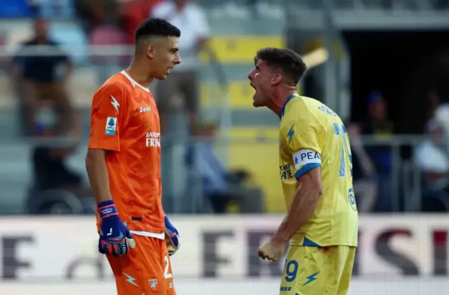 Lorenzo Palmisani Shines as Frosinone Goalkeeper Stuns Como