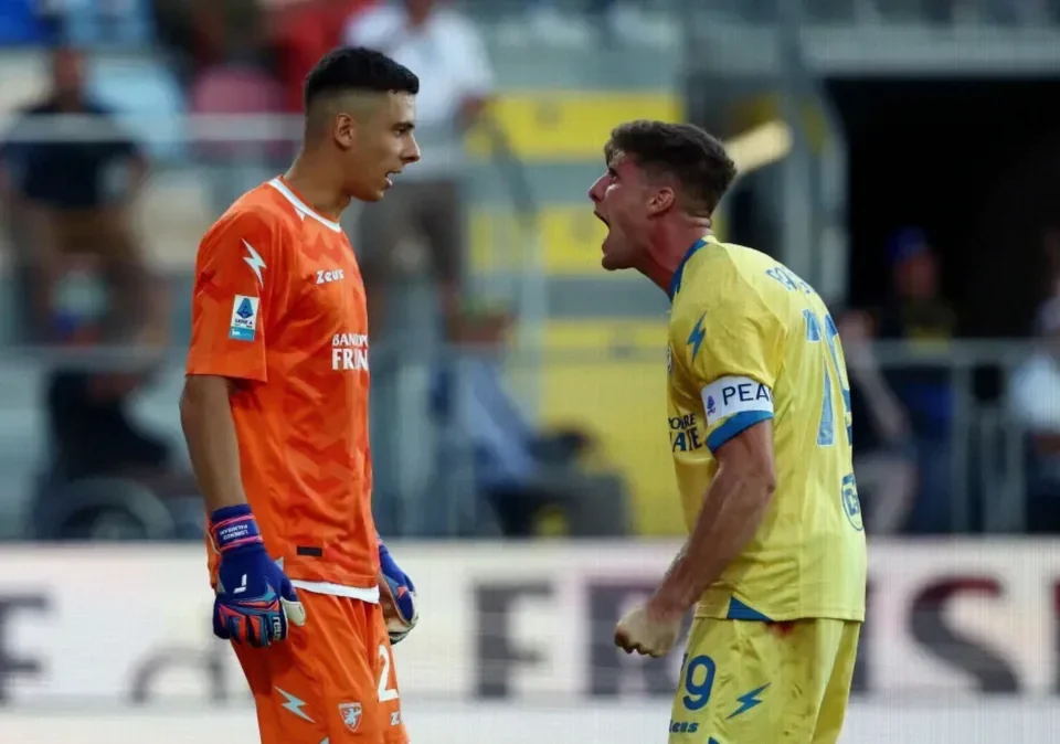 Lorenzo Palmisani Shines as Frosinone Goalkeeper Stuns Como