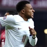 Mbappé Knee Injury Clouds Real Madrid’s Champions League Clash with Roma