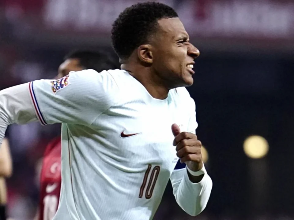 Mbappé Knee Injury Clouds Real Madrid’s Champions League Clash with Roma