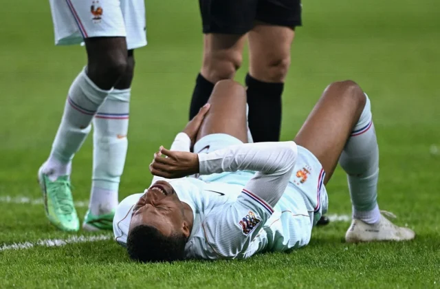 Mbappé Substituted After Scoring for France Due to Left Knee Discomfort