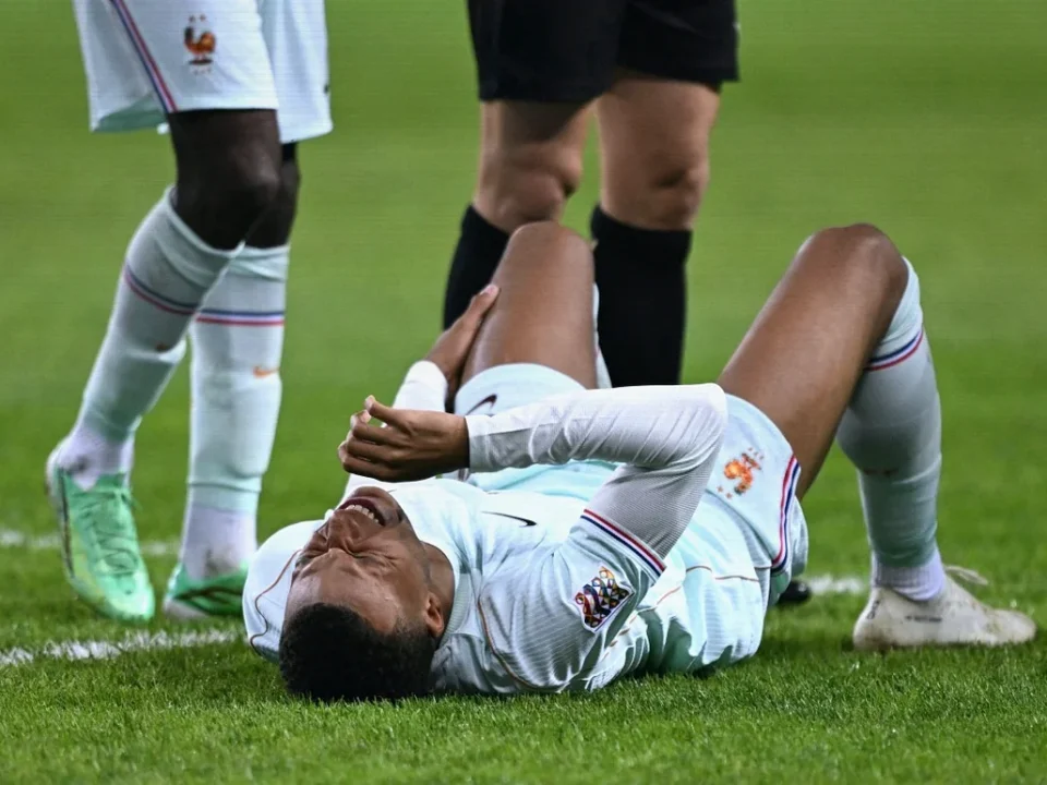Mbappé Substituted After Scoring for France Due to Left Knee Discomfort