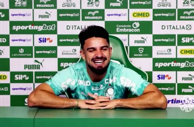 Flaco López Explains His Respectful Gesture as Spain Lift World Cup