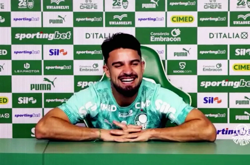 Flaco López Explains His Respectful Gesture as Spain Lift World Cup