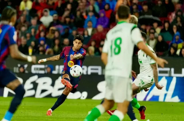 Raphinha Hat-Trick Powers Barcelona to 7-2 Rout of Racing