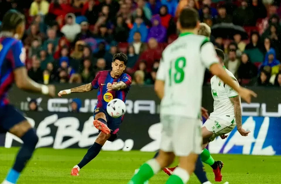 Raphinha Hat-Trick Powers Barcelona to 7-2 Rout of Racing