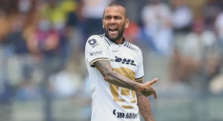 Dani Alves Pays Tribute to El Salvador’s CD FAS in Signed Shirt
