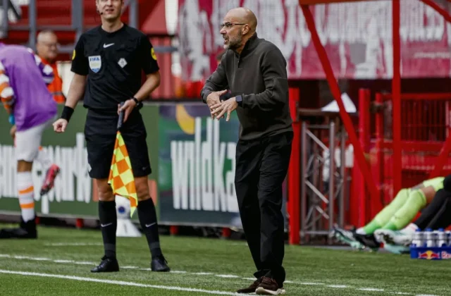 PSV Eindhoven Lose Eredivisie Lead After Twente Comeback