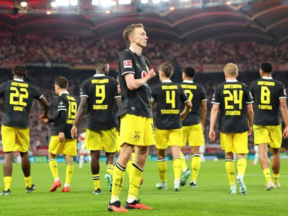 Beier Fires Dortmund Past Stuttgart to Stay Top of Bundesliga