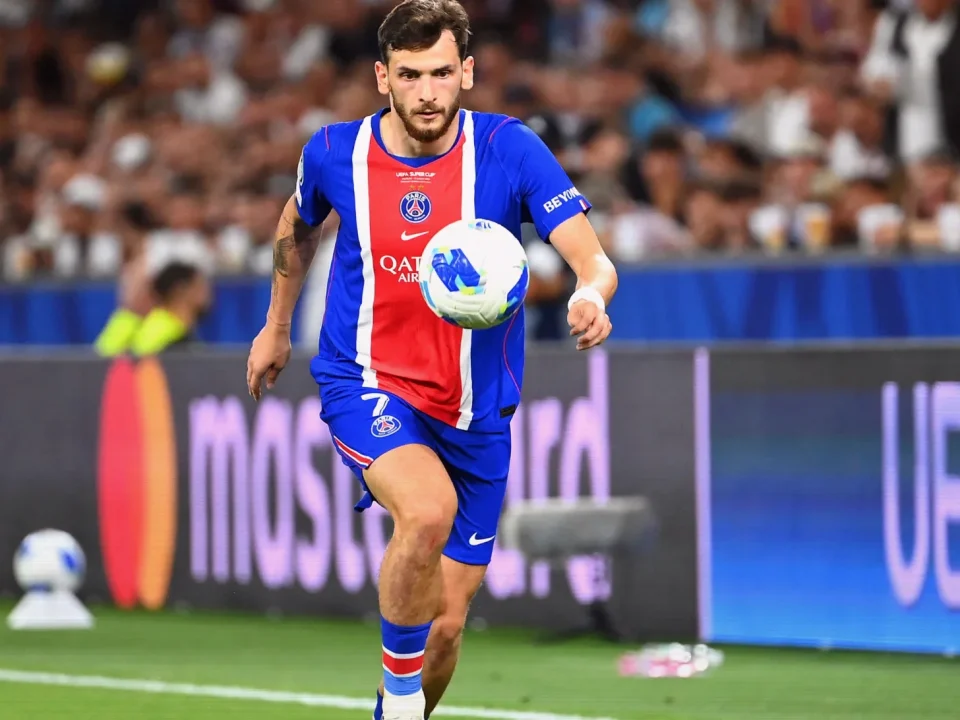 Kvaratskhelia’s Quiet PSG Run Sparks Debate After Salzburg Strike
