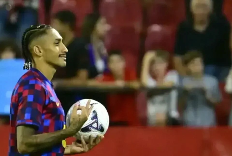 Raphinha Emerges as Barcelona’s New No. 9 Under Hansi Flick