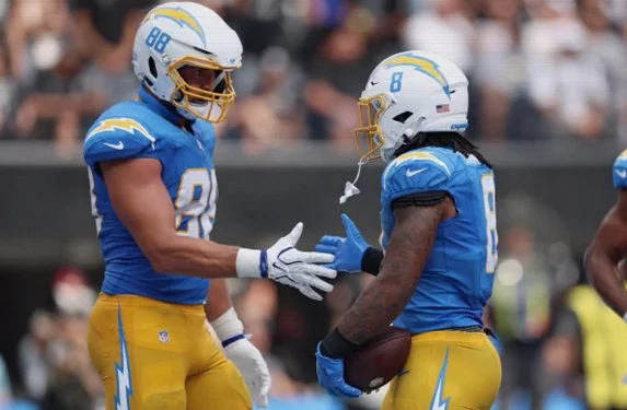 Chargers Keep TE Charlie Kolar Off Injured Reserve After Forearm Injury