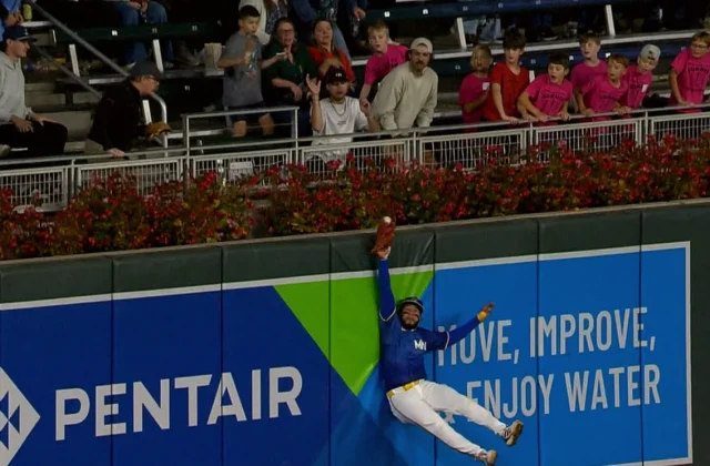 Emmanuel Rodriguez Climbs Wall to Rob Danny Jansen in Twins Game