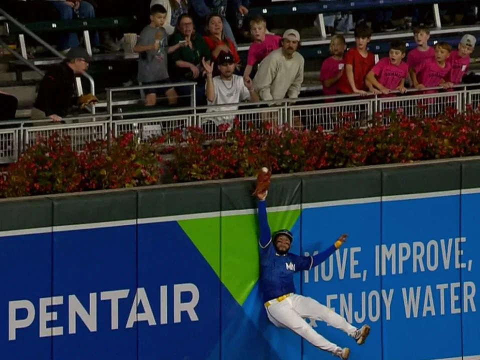 Emmanuel Rodriguez Climbs Wall to Rob Danny Jansen in Twins Game
