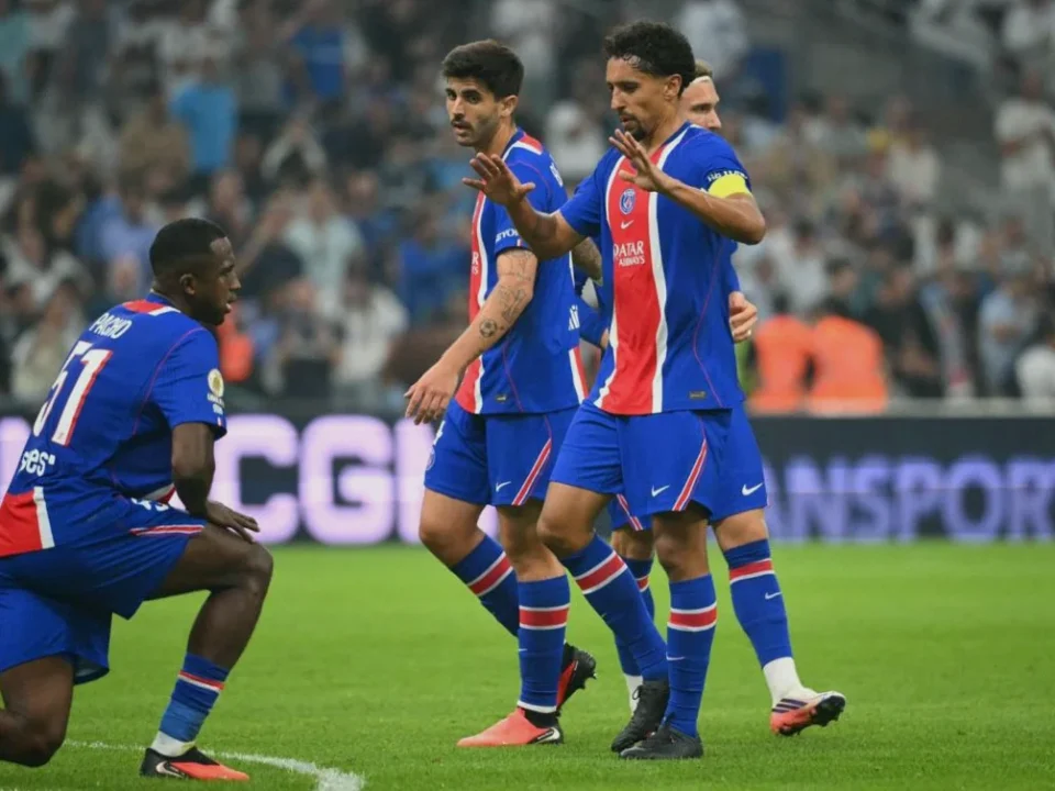PSG Fans Give Players Rousing Airport Welcome After Marseille Victory