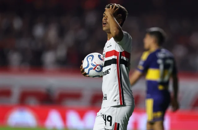 Rafinha Challenges VAR Lines After São Paulo Goal Is Ruled Out