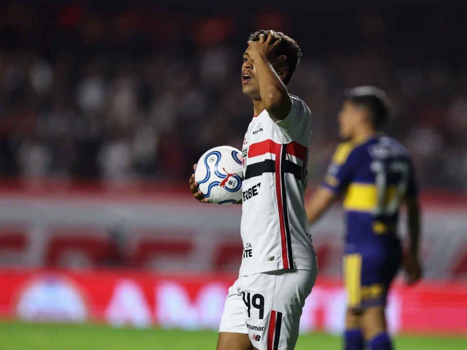 Rafinha Challenges VAR Lines After São Paulo Goal Is Ruled Out