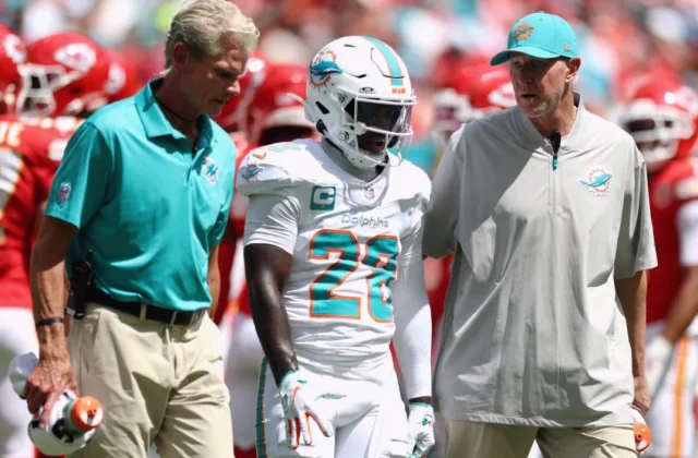 Dolphins Lose De’Von Achane to Season-Ending ACL Tear