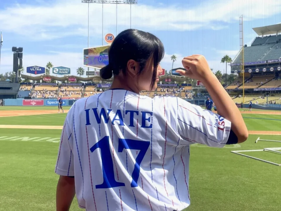 Hanamaki Higashi’s Yuri Teramoto Throws First Pitch at Dodger Stadium