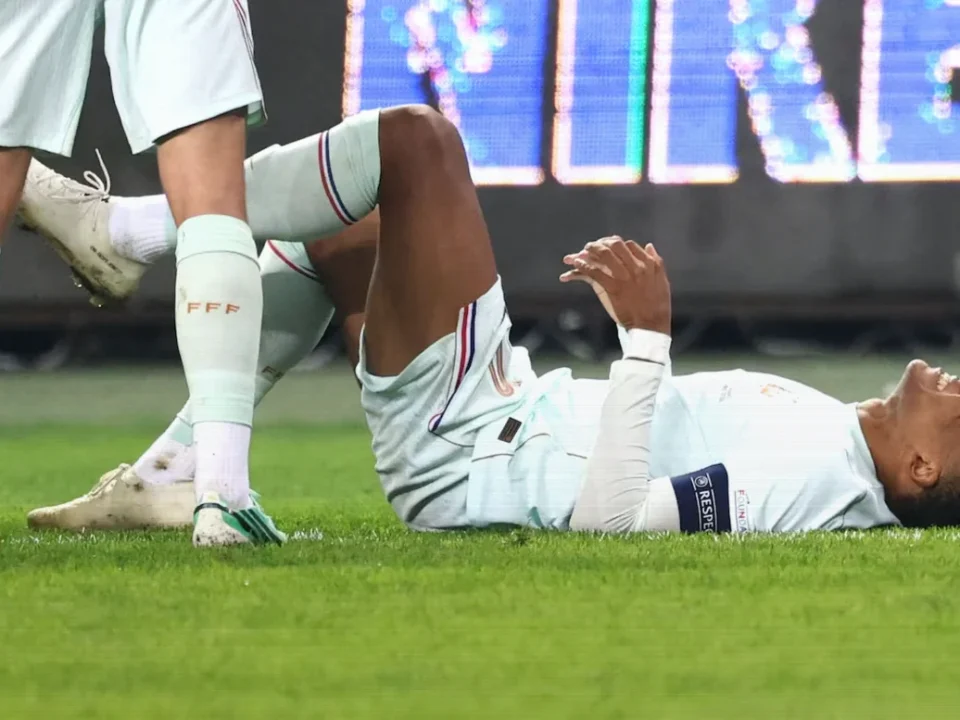 Mbappé Knee Scare Disrupts Real Madrid’s Champions League Plans