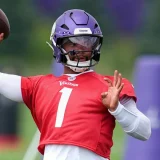 Carson Wentz to Start for Vikings Against Bears With Murray Concussed